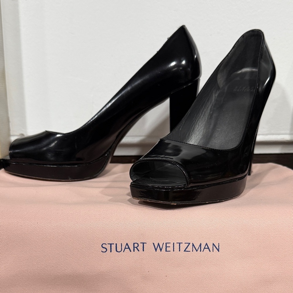 Stuart Weitzman black leather 'Tofu' peep toe pumps w/ dustbag